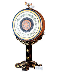 Taiko-dokei ; drum clock (reproduction) On the hour, the drum sounds and the cock announces the time.